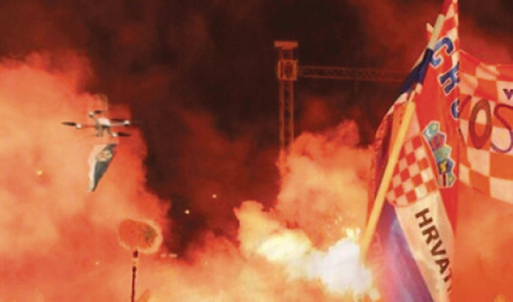 Дрон са српском заставом на концерту Томпсона у Книну